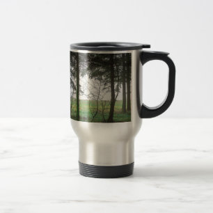 Taza De Viaje Bosque con vistas al despeje en la niebla