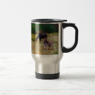 Taza De Viaje Burro y caballo en un campo de otoño.