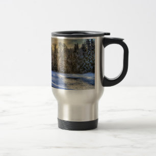 Taza De Viaje Campo agrícola en nieve de invierno al amanecer