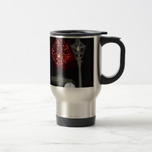 Taza De Viaje Celebración de fuegos artificiales rojos con image