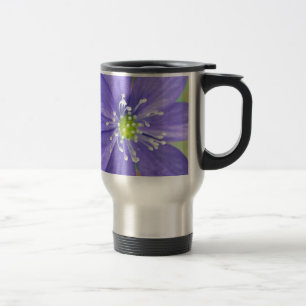 Taza De Viaje Centro de una flor azul con estampillas blancas