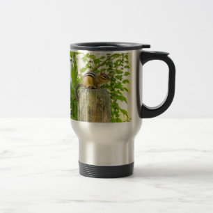 Taza De Viaje Chipmunk en un post sobre la cerca