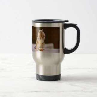 Taza De Viaje Chipmunk lindo que come un cacahuete