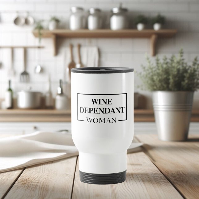 Taza De Viaje Cita divertida de una mujer dependiente del vino m (Subido por el creador)