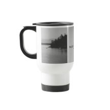 Taza de viaje con paisaje natural en blanco y negr