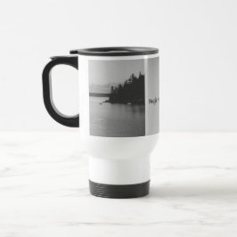 Taza de viaje con paisaje natural en blanco y negr