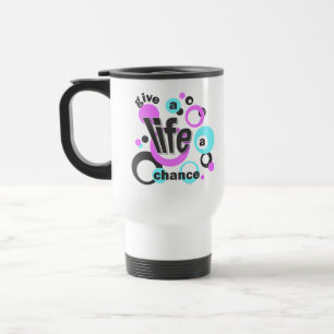 Taza de viaje con un mensaje provida.