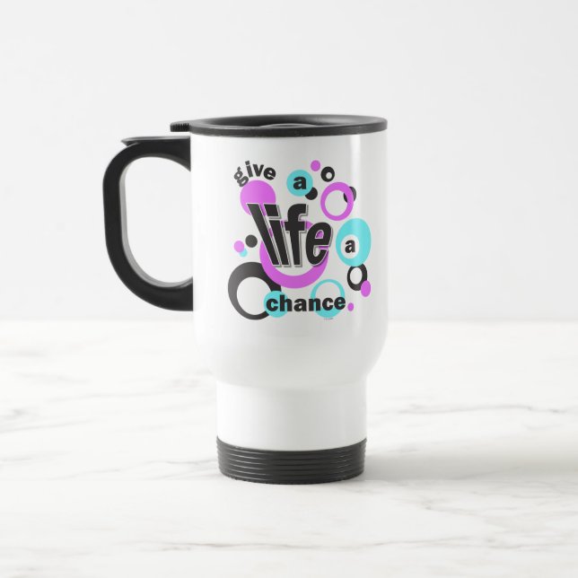 Taza de viaje con un mensaje provida. (Izquierda)