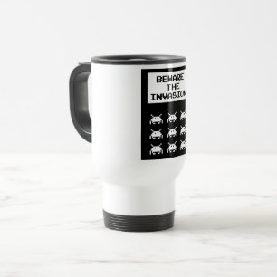 Taza De Viaje Cuidado con la invasión, diseño geek
