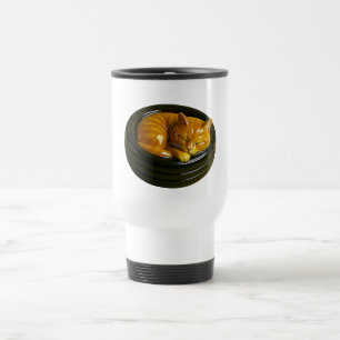 Taza de viaje de gato en garaje de llanta