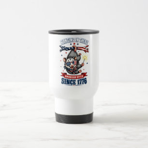 Taza de viaje de zarigüeya del 4 de julio colgando