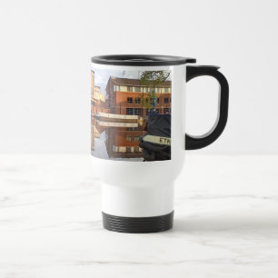 Taza De Viaje Edificios y barcos en el agua