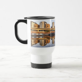 Taza De Viaje Edificios y barcos en el agua