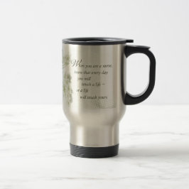 Taza De Viaje Enfermera toca una vida con flores silvestres