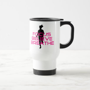 Taza De Viaje Enfoque rosa cree que respirar