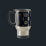 Taza De Viaje Estrella múltiple Happy Hanukkah de SlipperyJoe de<br><div class="desc">SlipperyJoe's Happy Hanukkah multiples Star of David símbolos artístico Celebración Hebreo judío Chanukah regalos decorativos Judaísmo religión símbolo significativo contextos culturales relevantes varias formas hexagonales tonos morados oscuro fondo abstracto de color oscuro apariencia texturizada</div>