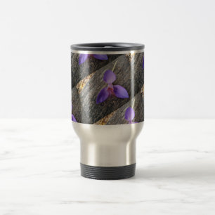 Taza De Viaje Flor morada en un banco
