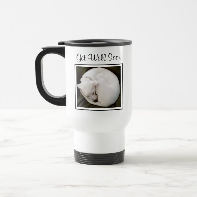 Taza De Viaje Fotografía de un perro blanco arruinado que se rec (Izquierda)