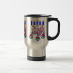 Taza De Viaje Gatito de Jánuca<br><div class="desc">La diversión del gatito feliz adorable de Jánuca que hace girar dreidels delante de un menorah judío tradicional es perfecta para los regalos de Chanukah y las ideas del regalo para los días de fiesta.</div>