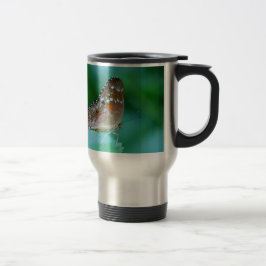 Taza De Viaje Hermosa mariposa Danaus Plexippus en hoja.