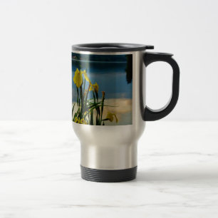 Taza De Viaje Iris amarillo en la orilla del lago