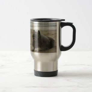 Taza De Viaje keeshond en la playa.png