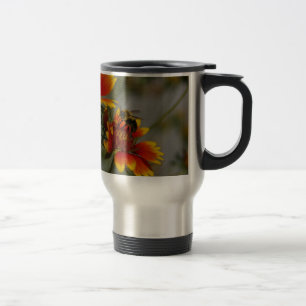 Taza De Viaje La caza de abejas en una flor