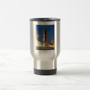 Taza De Viaje La Tierra tiembla mientras el Saturn V ilumina el 