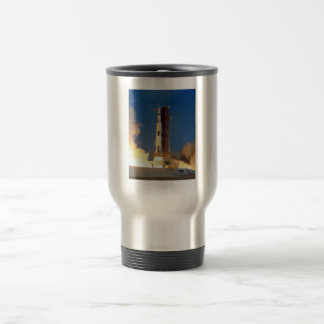 Taza De Viaje La Tierra tiembla mientras el Saturn V ilumina el 