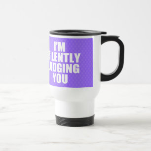 TAZA DE VIAJE LE ESTOY JUZGANDO SILENCIOSAMENTE