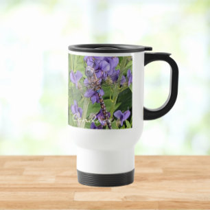 Taza De Viaje Libélula sobre flores púrpuras con nombre