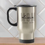Taza De Viaje Mamá desde el 20XX Preppy simple moderno<br><div class="desc">Este diseño sencillo y moderno se compone de una tipografía de san serif.</div>