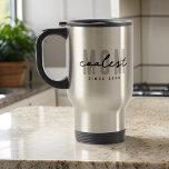 Taza De Viaje Mamá más fría desde el 20XX de la adormidera simpl<br><div class="desc">Este diseño sencillo y moderno se compone de una tipografía de san serif.</div>