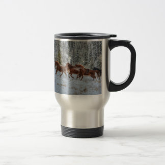 Taza De Viaje Manada de caballos corriendo en la nieve de invier