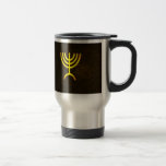 Taza De Viaje Menorah Flame<br><div class="desc">Una representación digital de la menorah judía de siete ramas (hebreo: מְ נ וֹ רָ ‎). La menorah de siete ramas, utilizada en el santuario portátil establecido por Moisés en el desierto y más tarde en el Templo en Jerusalén, ha sido un símbolo del judaísmo desde la antigüedad y es...</div>