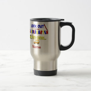Taza De Viaje Mire la guardería aquí sale… Nombre la escuela