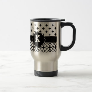 Taza De Viaje Monogramación de la hoja de cuatreil blanca negra
