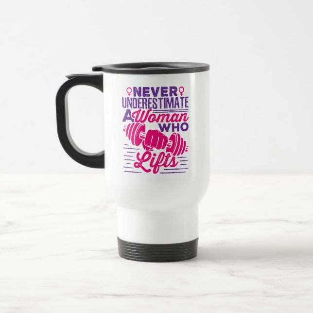 Taza De Viaje Never Underestimate a Woman Who Lifts Mug (Izquierda)