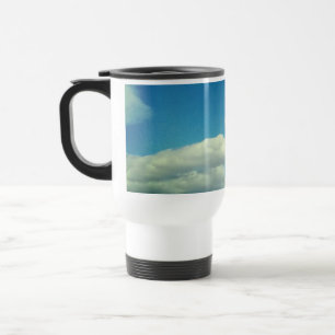 Taza De Viaje Nubes de verano , sobre un cielo azul