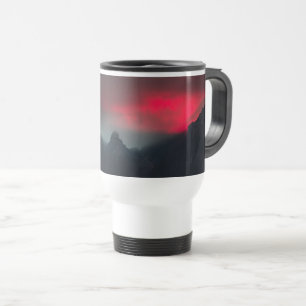 Taza De Viaje Nubes, niebla y montañas ardiendo
