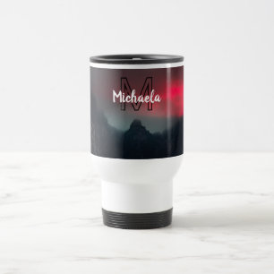 Taza De Viaje Nubes quemadas, niebla y montañas monograma en el