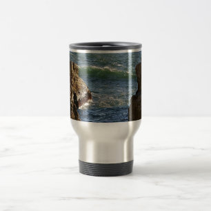 TAZA DE VIAJE OLAS ROMPIENDO EN LA COSTA ROCOSA DE CALIFORNIA