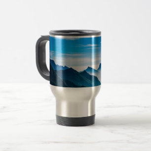Taza De Viaje Paisaje de Montañas Matutinas en Niebla