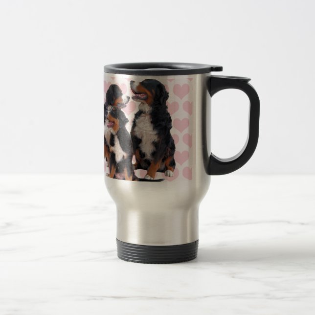 Taza De Viaje Perros de montaña de Berna con corazones rosas (Derecha)
