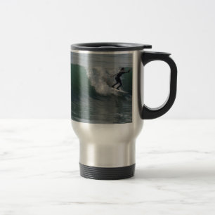 Taza De Viaje Persona que practica surf en la playa del