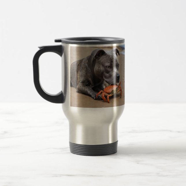 Taza De Viaje "Playside Pals: un Staffy y su compañero de cangre (Izquierda)