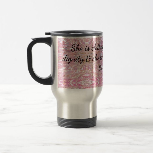 Taza De Viaje Proverbios que está vestida con fuerza y dignidad (Izquierda)