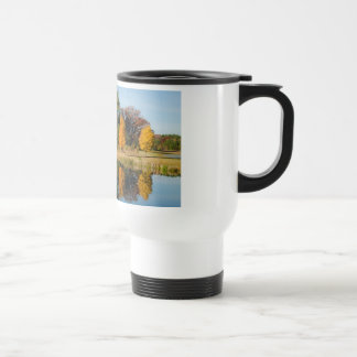 Taza De Viaje Reflexión de la charca del otoño