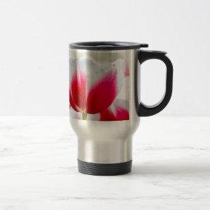 Taza De Viaje Rojo con el tulipán blanco delante del campo