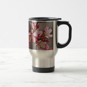Taza De Viaje Rosa Contra Un Cielo Gris Flor De Cerezo Japonesa